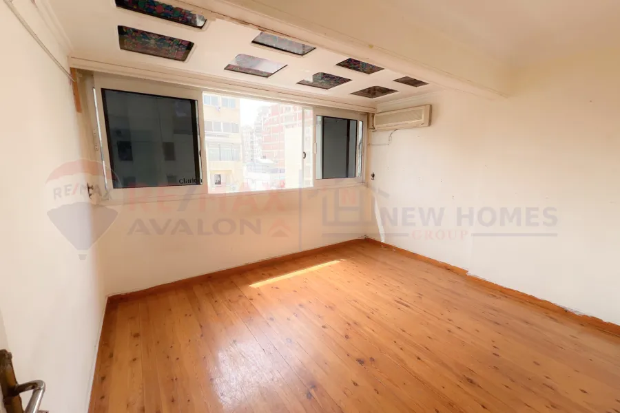 شقة للبيع 165 م رشدي (علي الترام مباشرة)