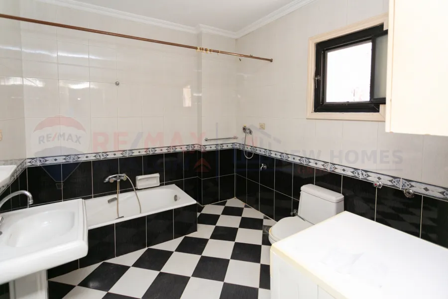 شقة للبيع 330 م  لوران (متفرع من ش الاقبال)