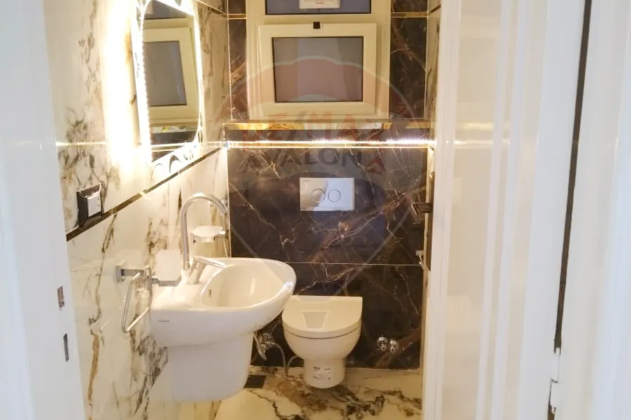 شقة للايجار 220 م لوران (ش عبد السلام عارف علي الترام )