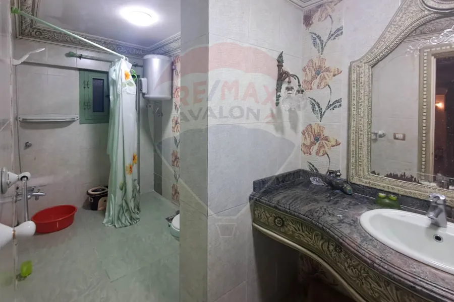 شقة للإيجار المفروش 160 م كامب شيزار (علي البحر مباشرة)