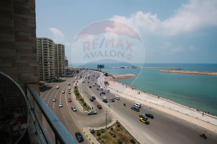 شقة للبيع 130 م لوران (علي البحر مباشرة)