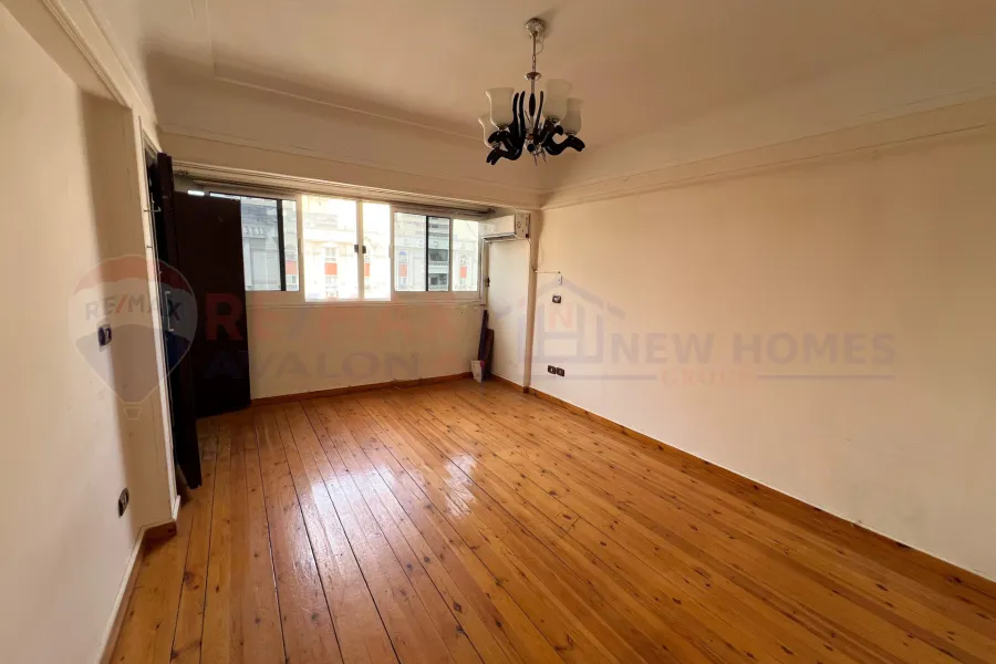 شقة للبيع 165 م رشدي (علي الترام مباشرة)