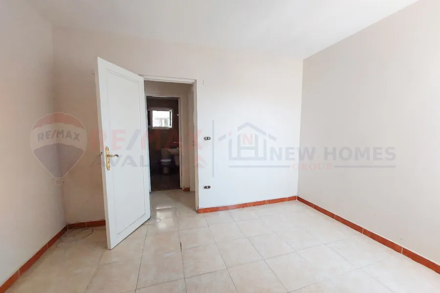 شقة للإيجار 105 م رشدي (على الترام مباشرة)