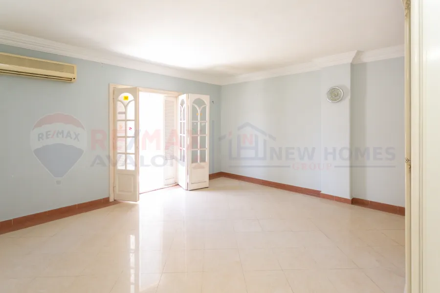 شقة للبيع 330 م  لوران (متفرع من ش الاقبال)