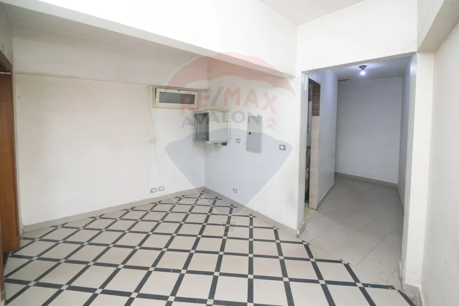 مقر اداري للايجار 300 م  لوران (شارع ابوقير)