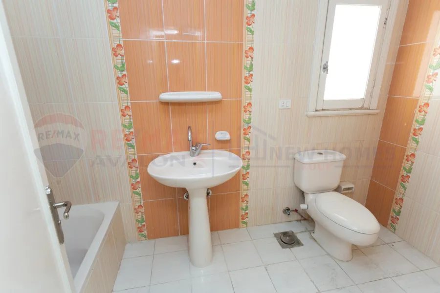 شقة للبيع 300 م محطة الرمل (علي البحر مباشرة)