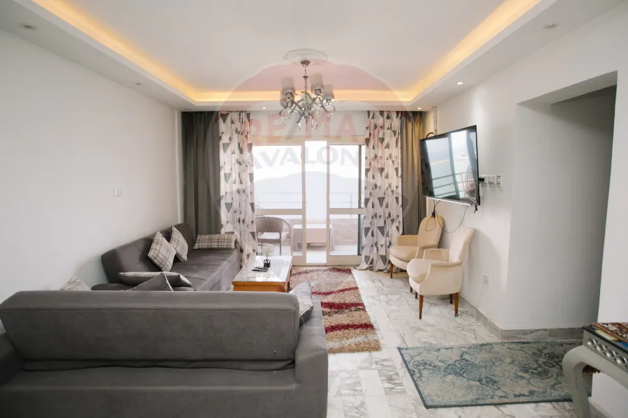 شقة للبيع 130 م لوران (علي البحر مباشرة)