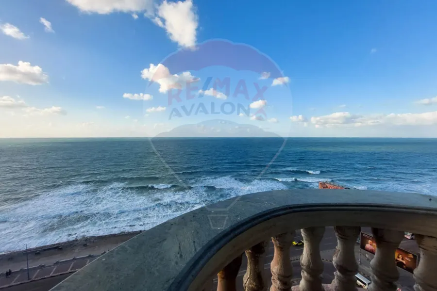 شقة للإيجار المفروش 160 م كامب شيزار (علي البحر مباشرة)