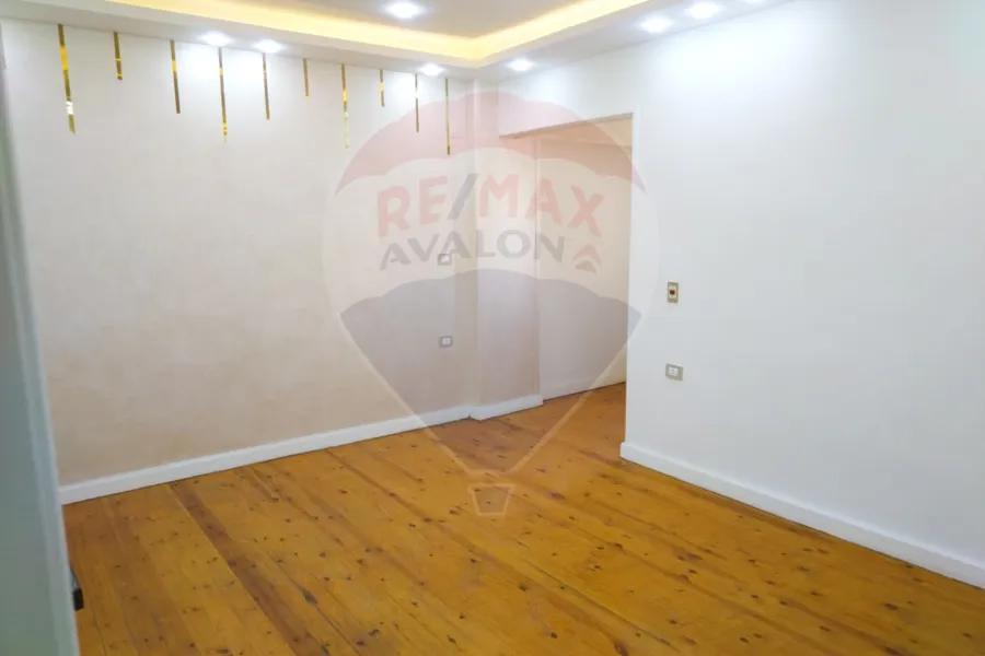 شقة للايجار 220 م لوران (ش عبد السلام عارف علي الترام )