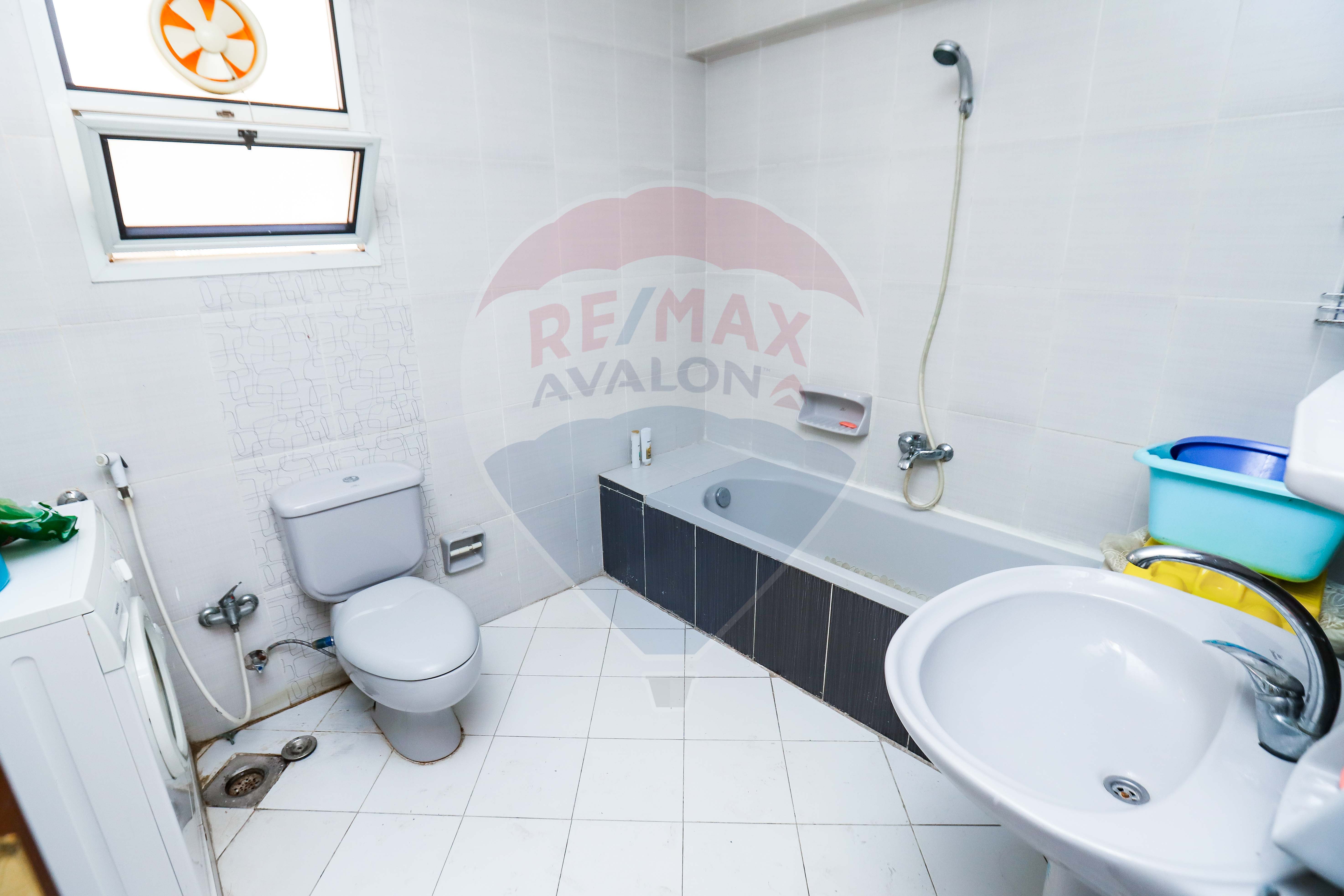 شقه للبيع 218 م جليم ( ش ابو قير مباشره )