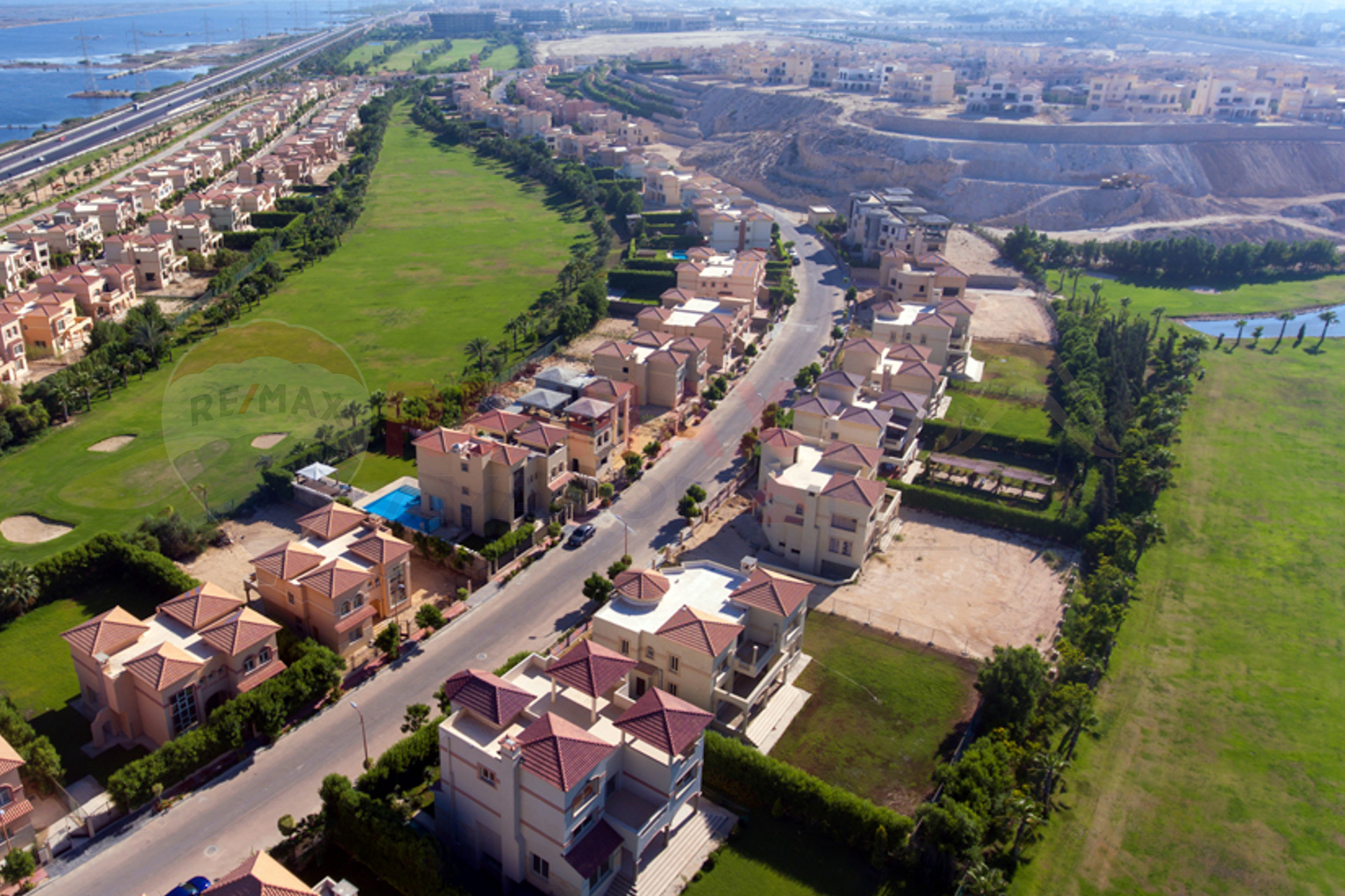 Stand-alone villa for sale 908 m (Alex West)