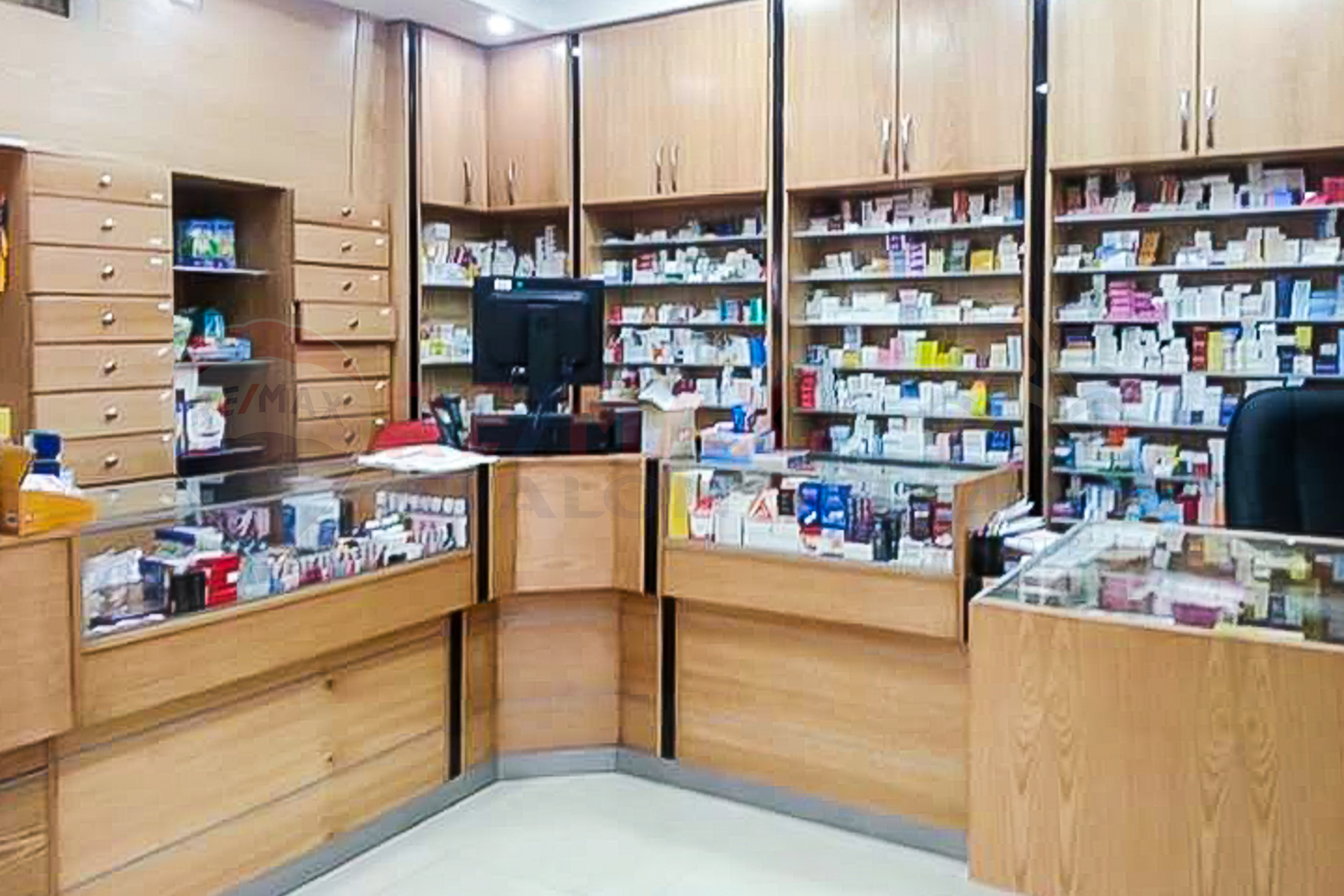 Equipped pharmacy for sale 60 m Tharwat (steps from the Four Seasons)
