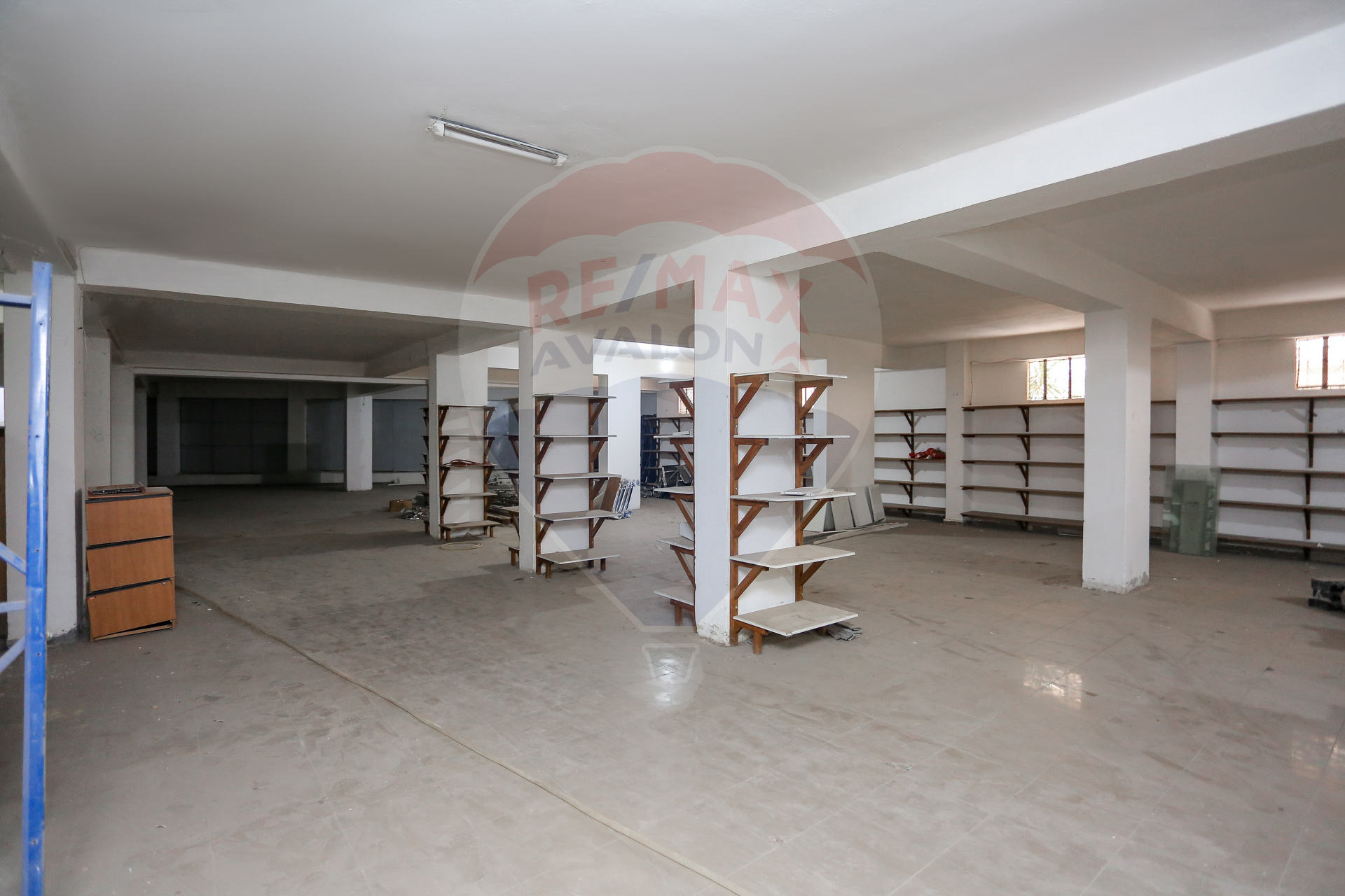 مقر إداري للإيجار 1,200 م  المطار (طريق مطار النزهه)