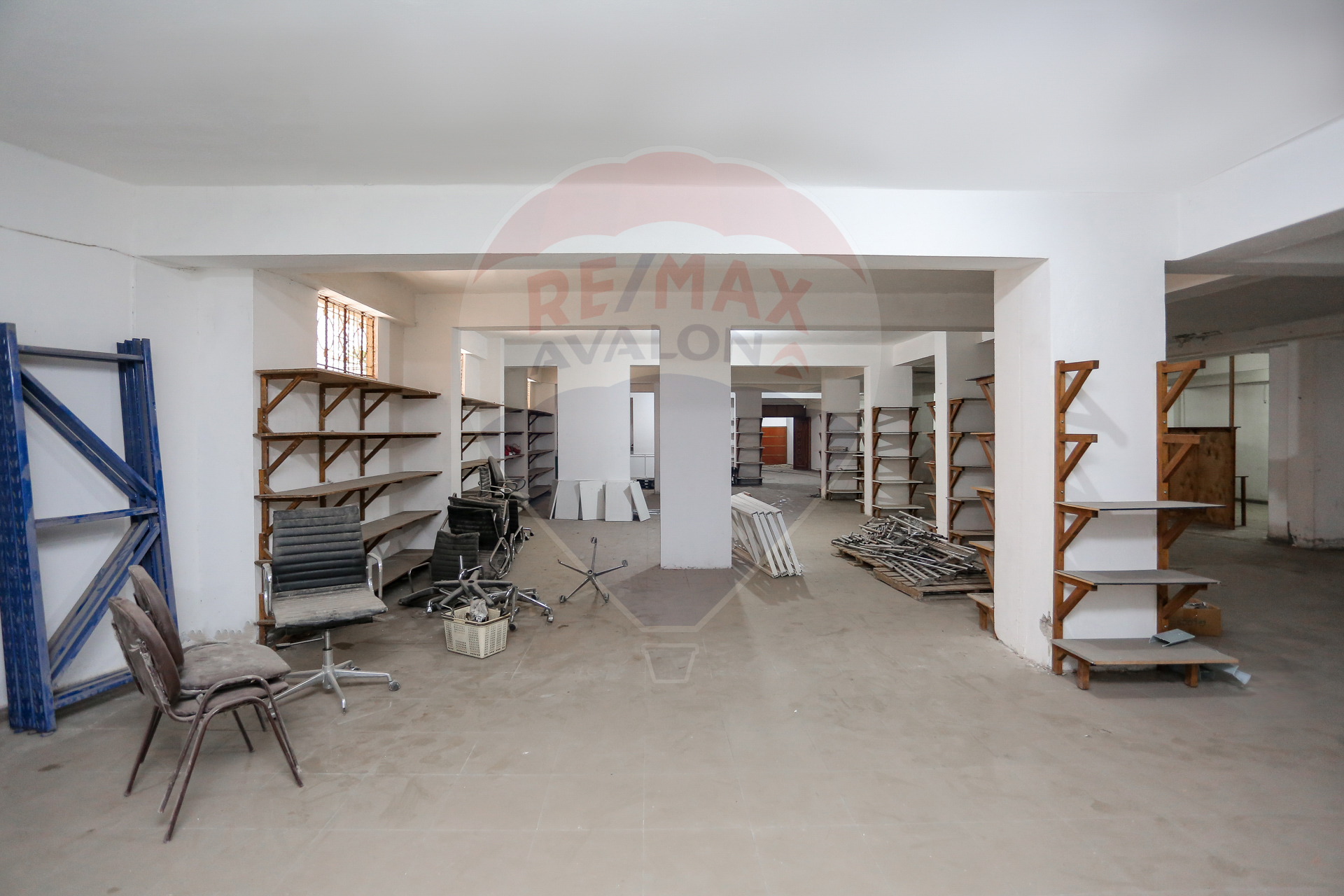 مقر إداري للإيجار 1,200 م  المطار (طريق مطار النزهه)