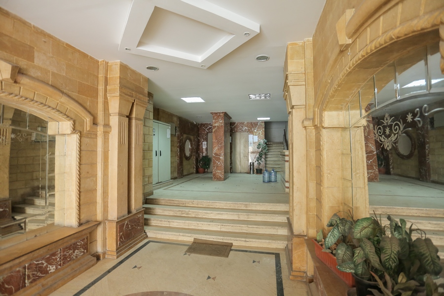 شقة للبيع 220م  سموحة (عمارات كيروسيز سموحة - خطوات من ش فوزي معاذ) اول سكن - نصف تشطيب