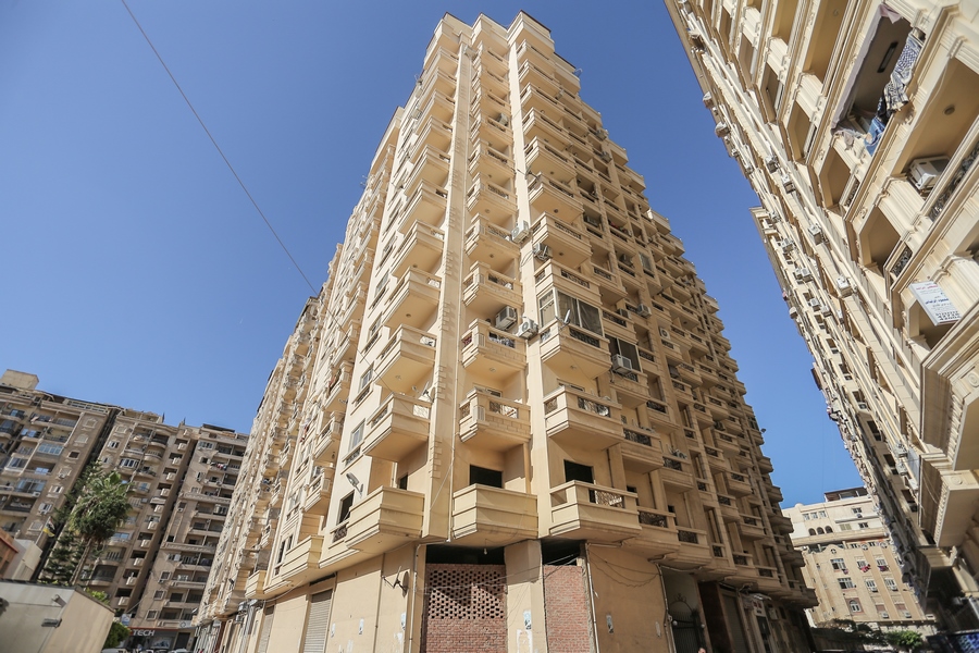 شقة للبيع 220م  سموحة (عمارات كيروسيز سموحة - خطوات من ش فوزي معاذ) اول سكن - نصف تشطيب
