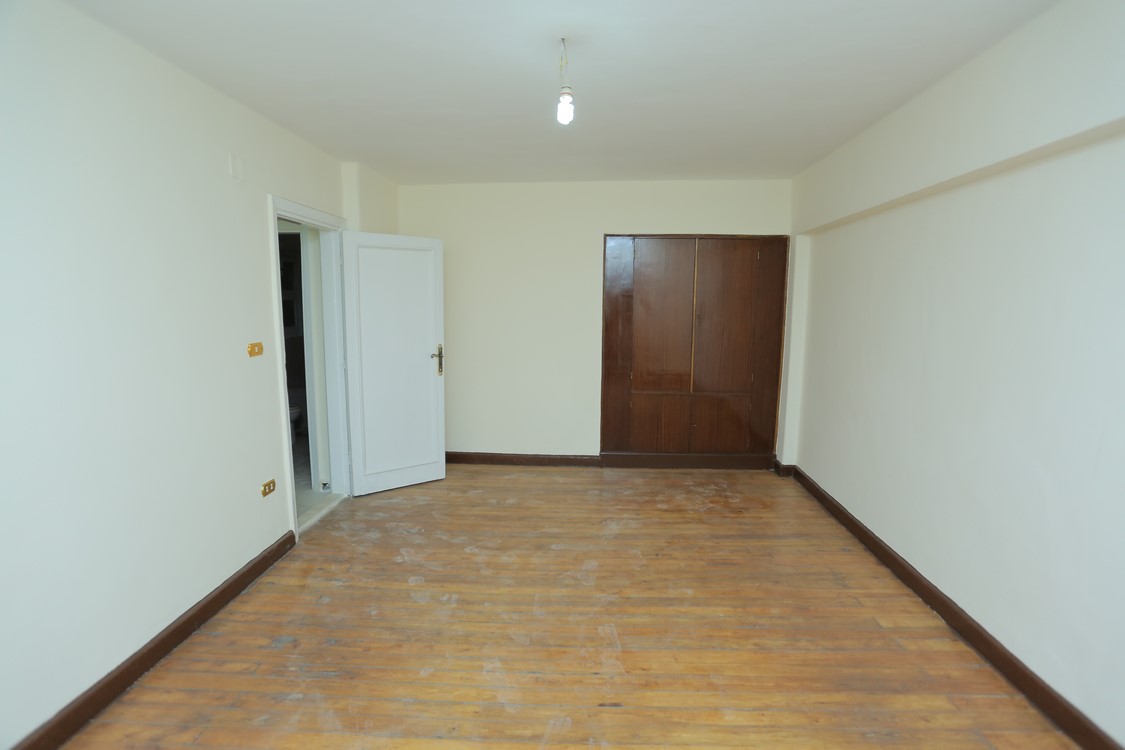 Administrative Office for rent 200m Zezinia (Abo Qir St.)