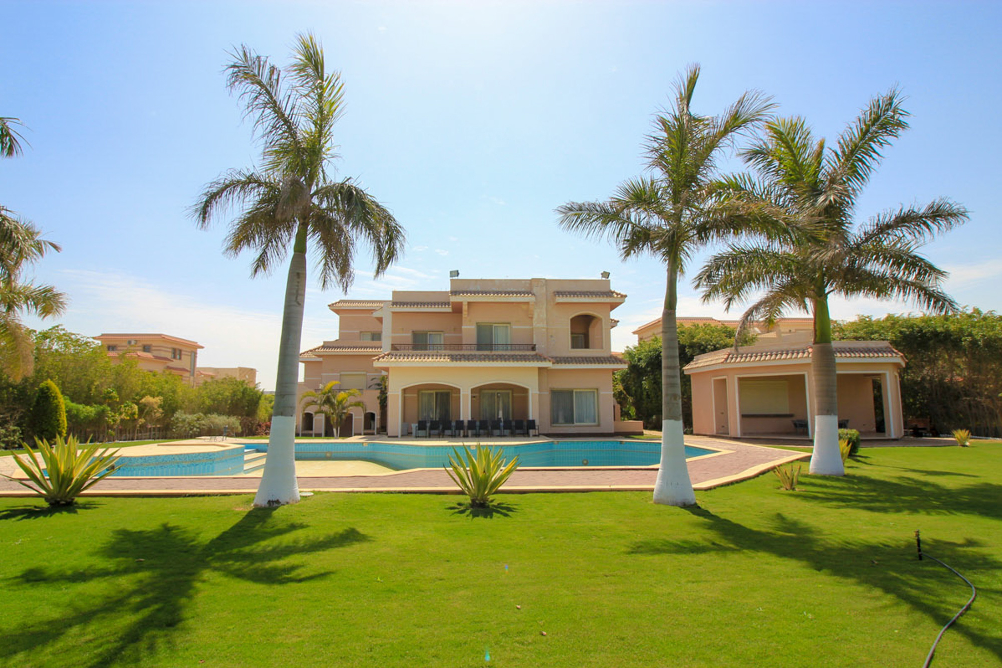 فيلا مسجلة للبيع 2800م كينج مريوط  (كمبوند  LakeSide)