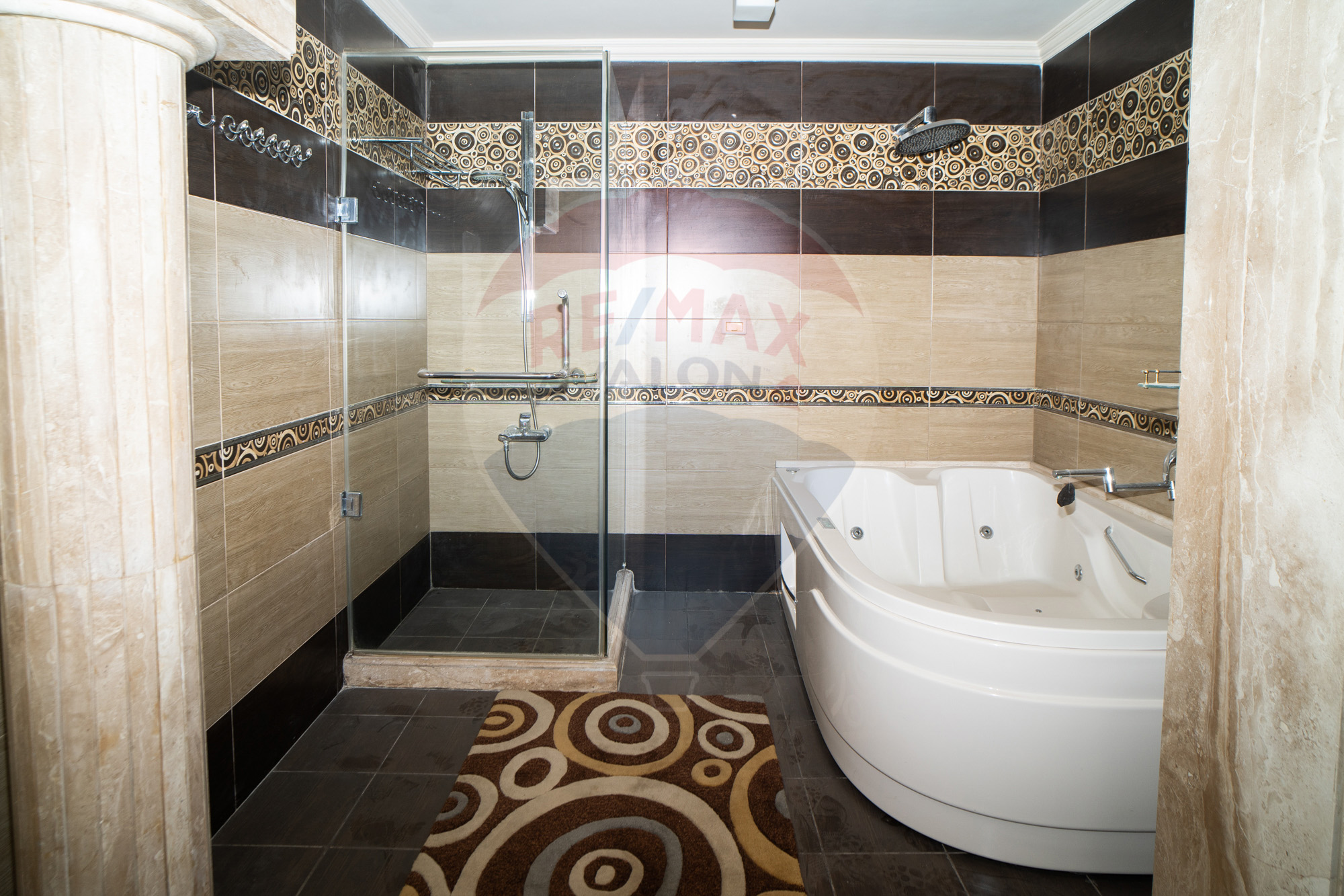 شقة للبيع 636م سموحة (ش البرت الاول - عمارات البارون)