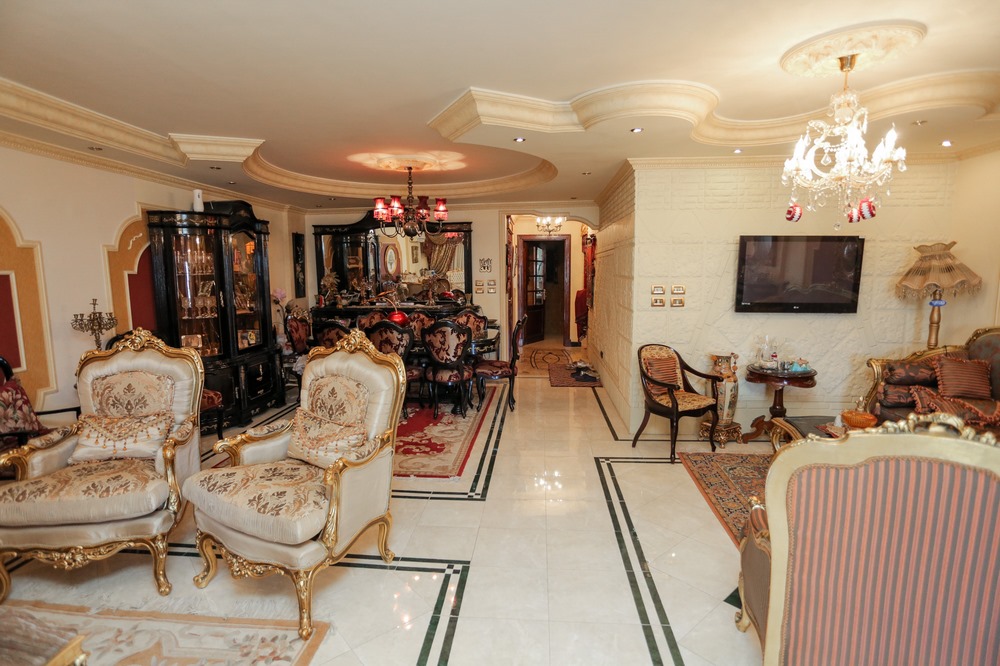 شقة مسجله شهر عقاري للبيع 220م سموحة ( ميدان فيكتور عمانويل )