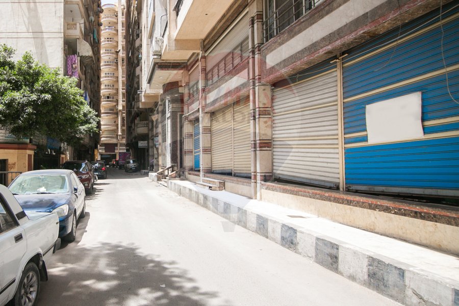 محل تجاري للإيجار 650 م جناكليس (على الترام مباشرة)