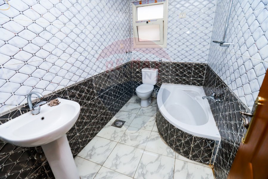 Apartment for sale 200 m Sporting ( Directly on Abo Qeer St )