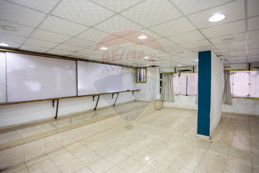 Administrative headquarters for sale 600 m Raml Station