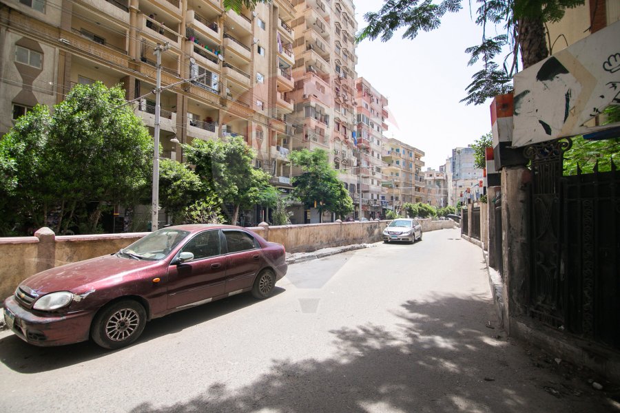 محل تجاري للإيجار 650 م جناكليس (على الترام مباشرة)