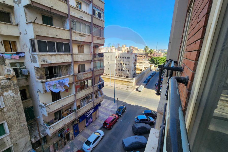 شقة للايجار المفروش 130 م الشاطبي (ش بورسعيد - خطوات من البحر)