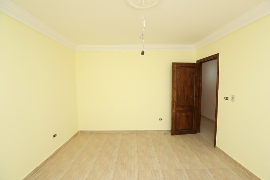 شقة للبيع 164م بالسيوف (ش مصطفي كامل - خطوات من كرفور سيتي لايت)