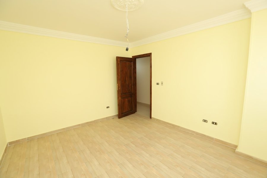 شقة للبيع 164م بالسيوف (ش مصطفي كامل - خطوات من كرفور سيتي لايت)