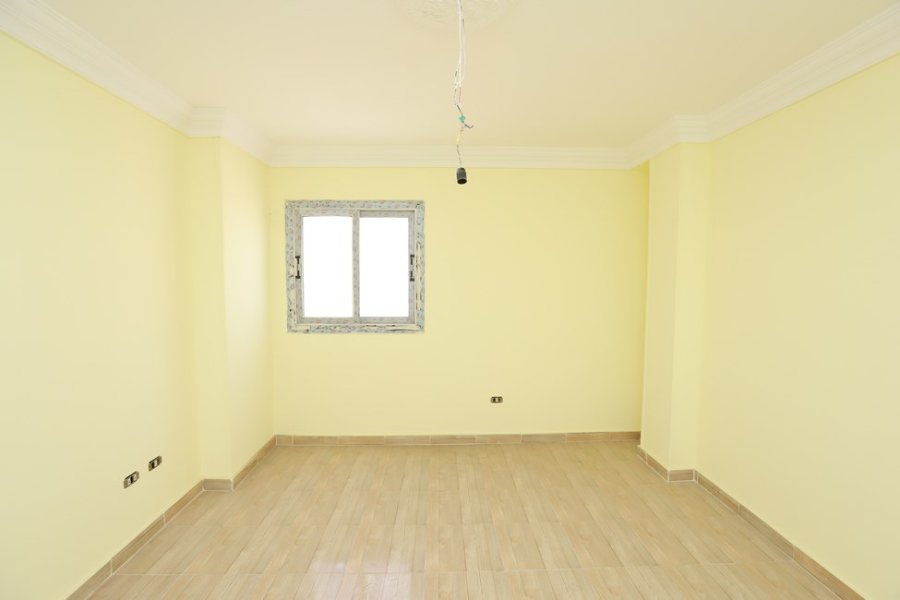 شقة للبيع 164م بالسيوف (ش مصطفي كامل - خطوات من كرفور سيتي لايت)