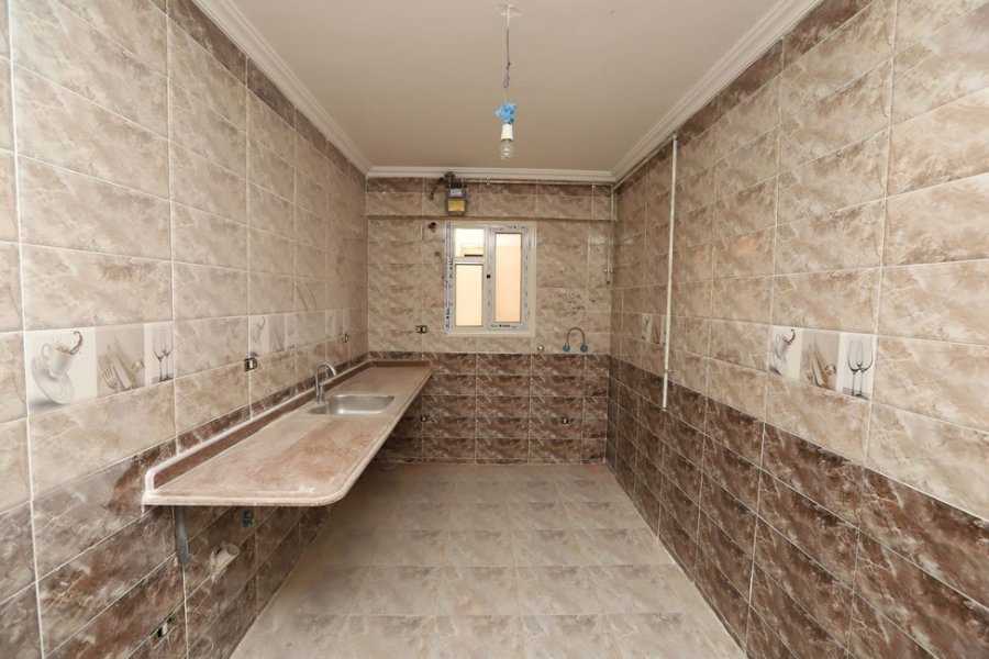 شقة للبيع 164م بالسيوف (ش مصطفي كامل - خطوات من كرفور سيتي لايت)