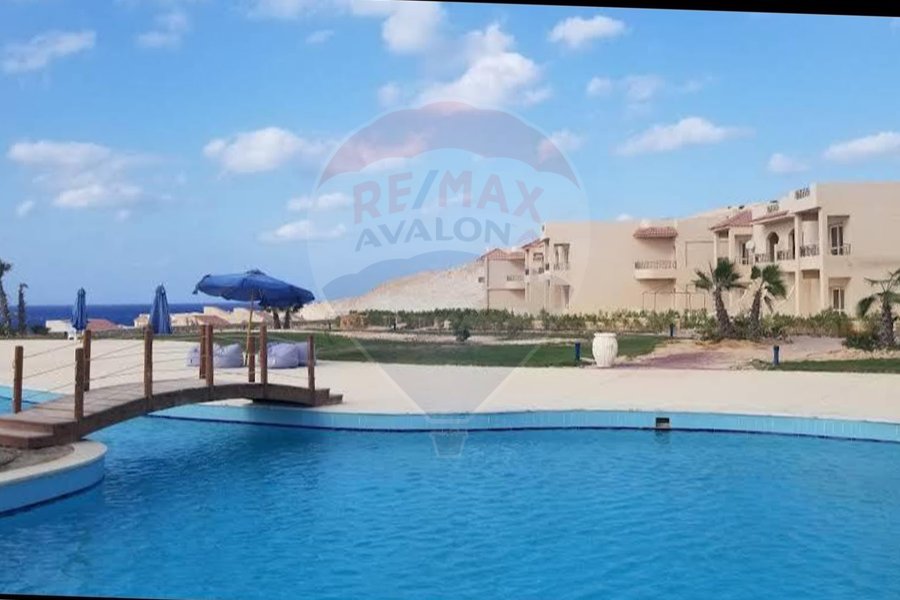 شاليه للبيع  ( كورال هيلز - راس الحكمه ) 127 م + 127 م روف