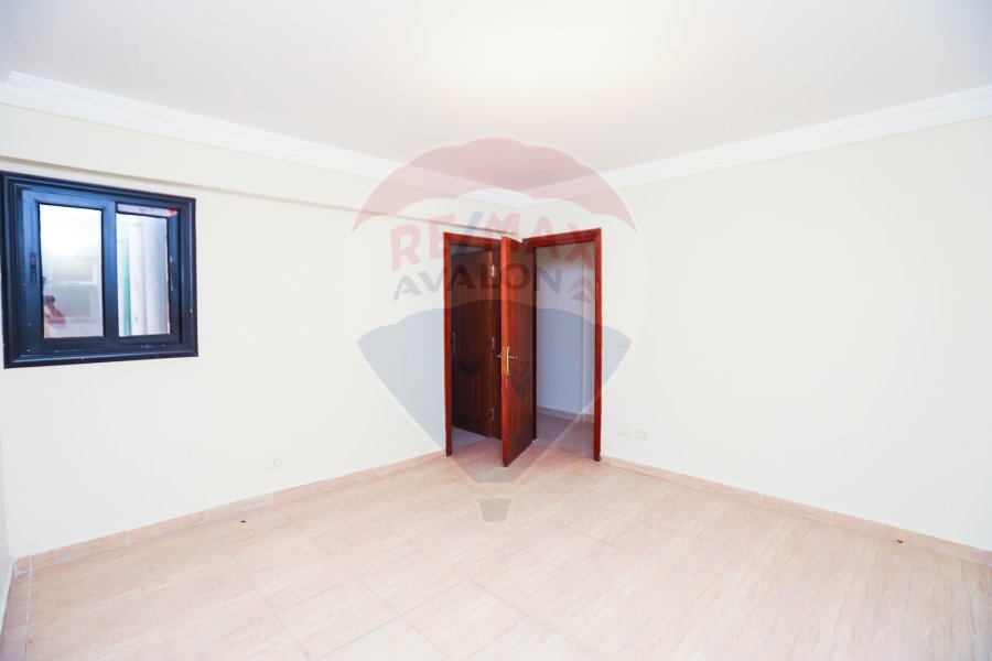 Apartment for sale 200 m Sporting ( Directly on Abo Qeer St )