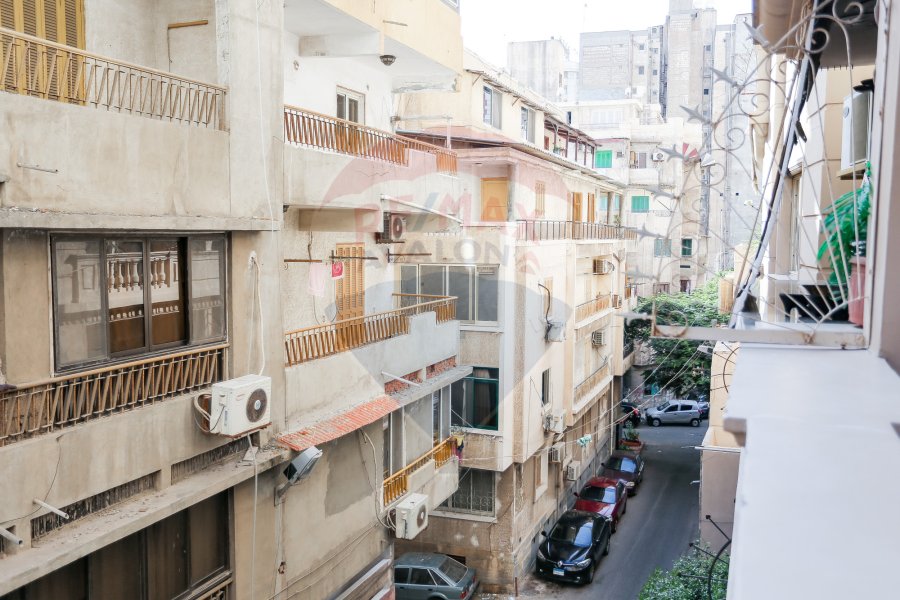 شقة للبيع 190 م كفر عبده (ش سكينة بنت الحسين و خطوات من شركة هريتدج)