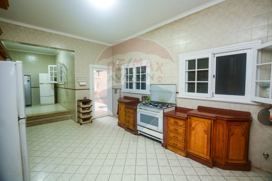 فيلا مسجلة للبيع 950 م البيطاش