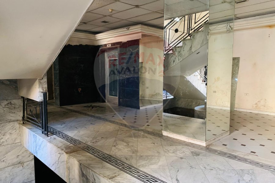 Commercial mall for rent Gleem (steps from the tram)