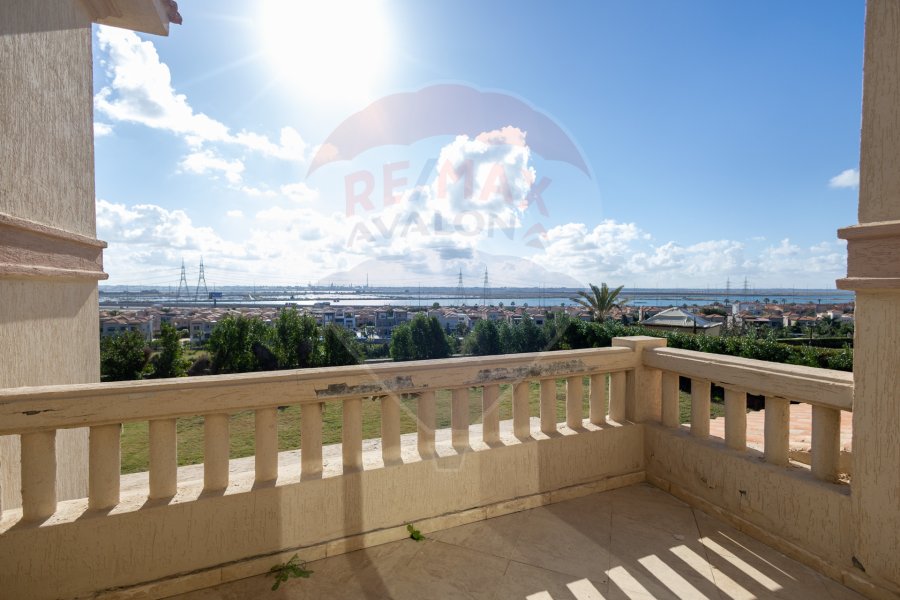 Stand alone villa for sale 1,300 m (Alex West - Antoniads)