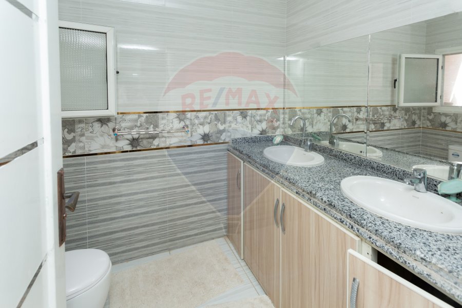 Villa for sale 1,000 m Al-King Mariout (New king St.) - 12,000,000 EGP