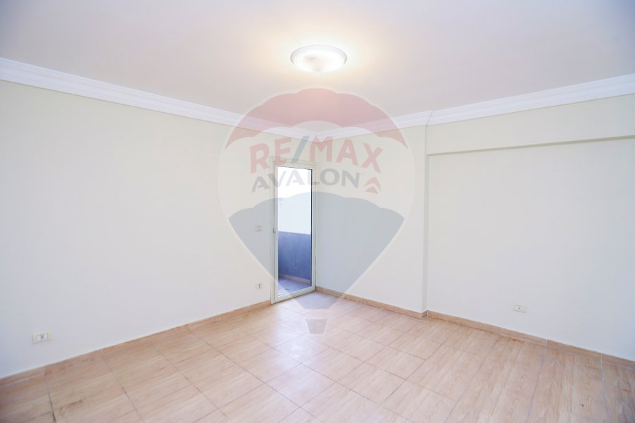 Apartment for sale 200 m Sporting ( Directly on Abo Qeer St )