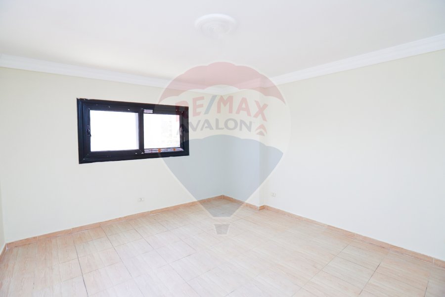 Apartment for sale 200 m Sporting ( Directly on Abo Qeer St )