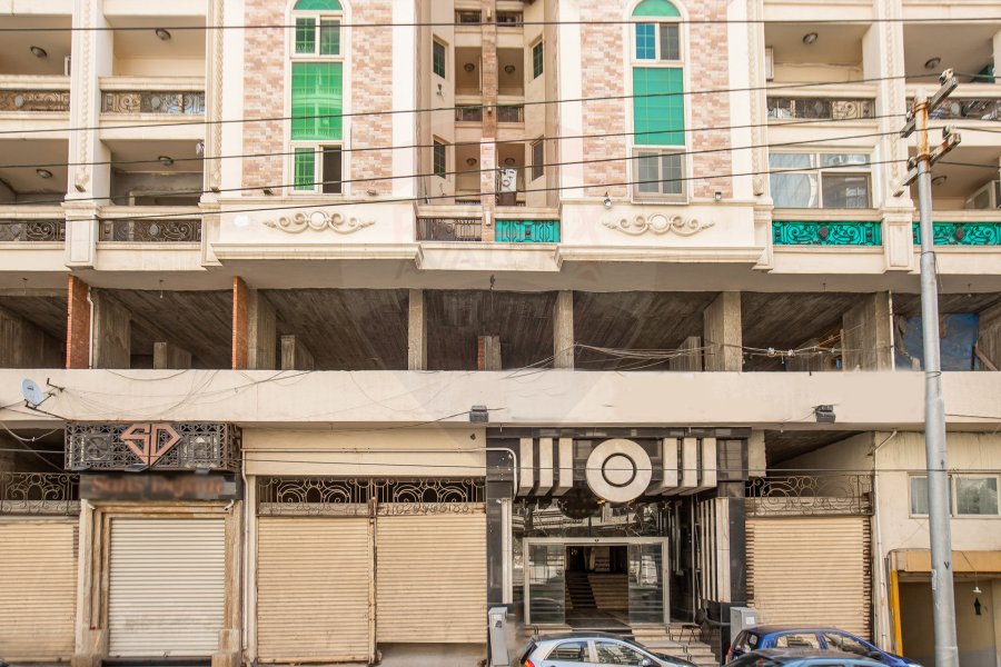 مسطح تجاري للايجار 995 م (ارضي125م + ميزانين 870م) - رشدي (ش احمد شوقي - على الترام مباشرة)