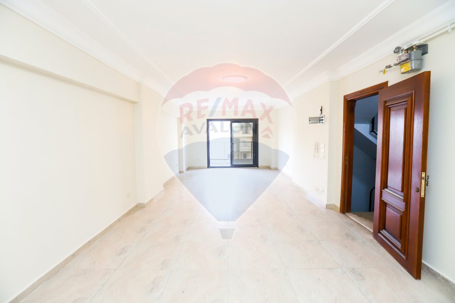 Apartment for sale 200 m Sporting ( Directly on Abo Qeer St )