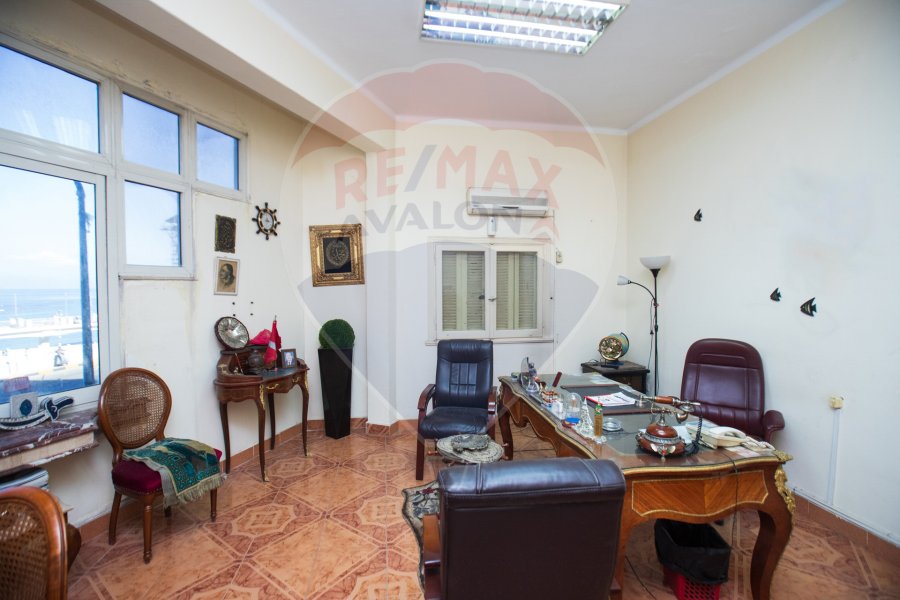 شقة إدارى للإيجار 170 م ميامى (على البحر مباشرة)