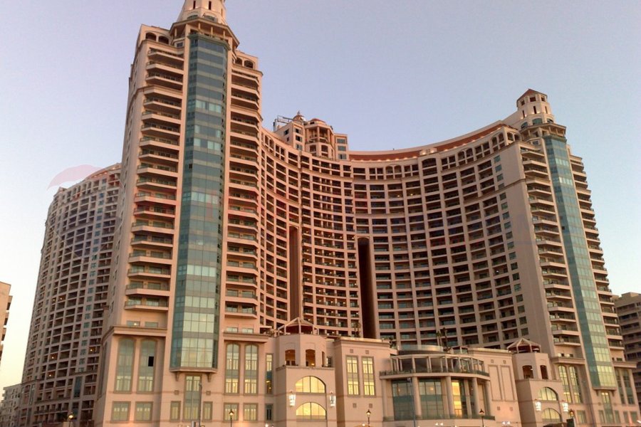 Shop for sale 30 m San Stefano (inside San Stefano Mall)