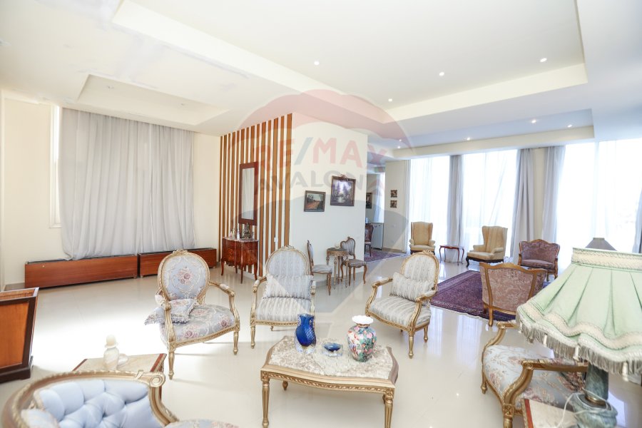 Palace For Sale 3,800 m King Marriot (Directly On The Lake)