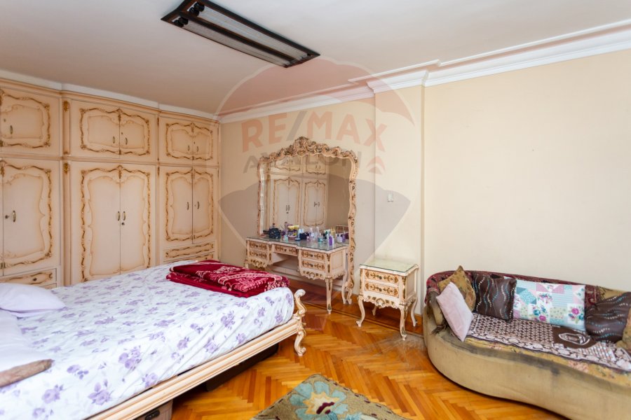 Apartment for sale 225 m Mostafa Kamel (Ibrahim Sherif St. - In front of Kiroseiz Mall)