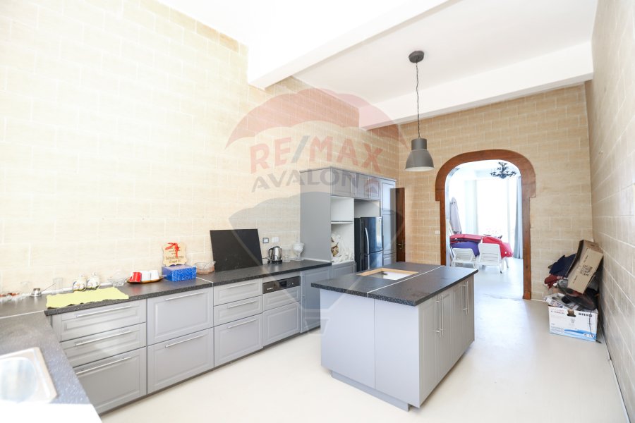 Palace For Sale 3,800 m King Marriot (Directly On The Lake)