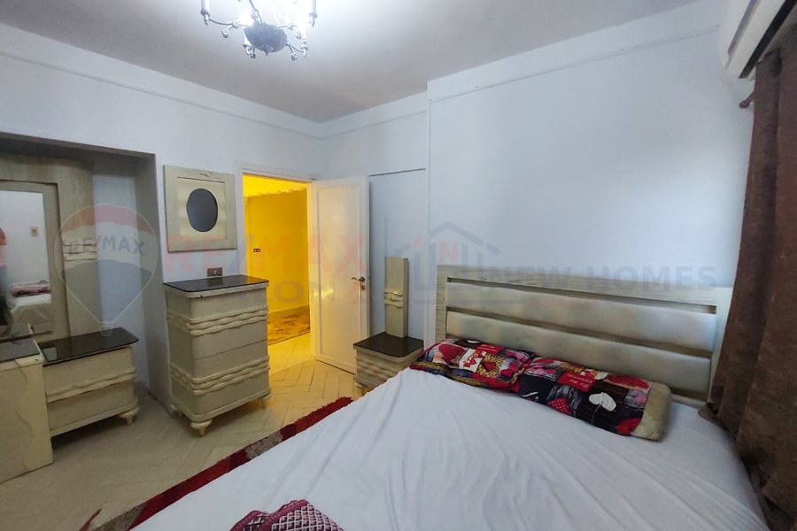 شقة مفروشة للإيجار السنوي 120 م سيدي جابر (عمارات الضباط - اول نمرة بحر)